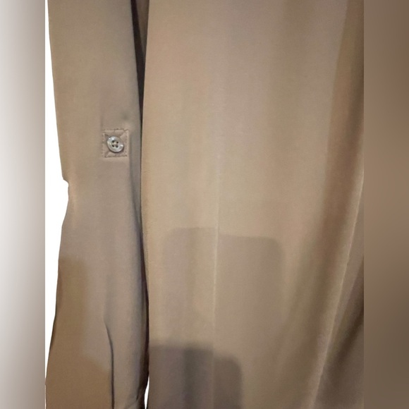 🔥🤎Simply Vera Vera Wang neutral, taupe blouse size M. Simple & perfect. - Picture 7 of 8